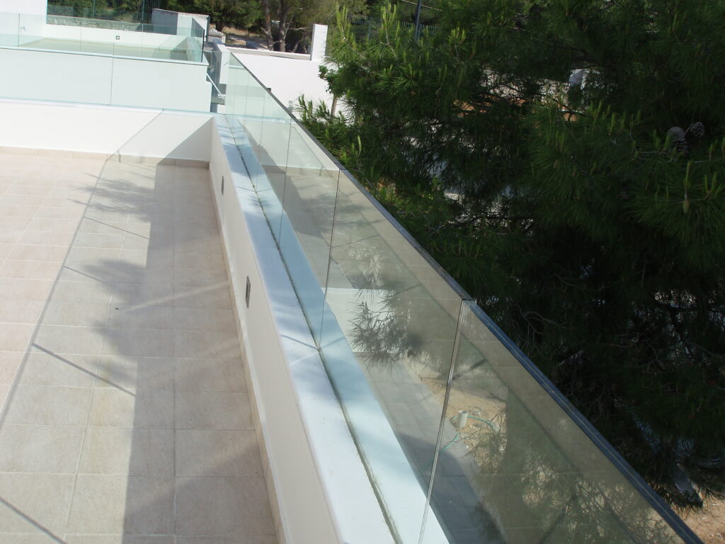 Λαμία: Γυάλινο κάγκελο κρεμόταν από μπαλκόνι κτιρίου πάνω από περαστικούς (ΦΩΤΟ)