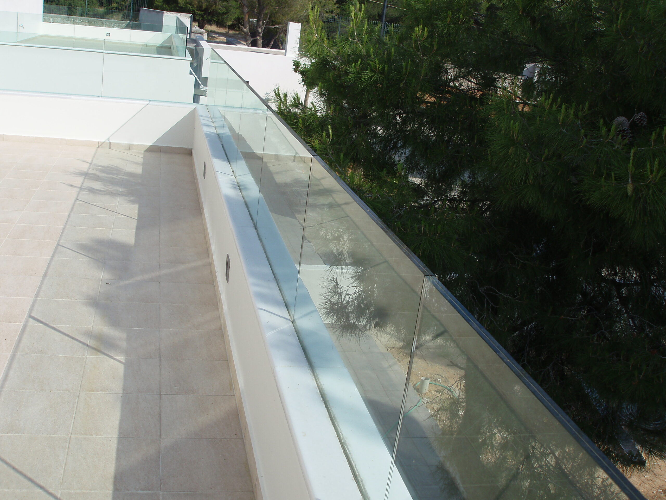 Λαμία: Γυάλινο κάγκελο κρεμόταν από μπαλκόνι κτιρίου πάνω από περαστικούς (ΦΩΤΟ)