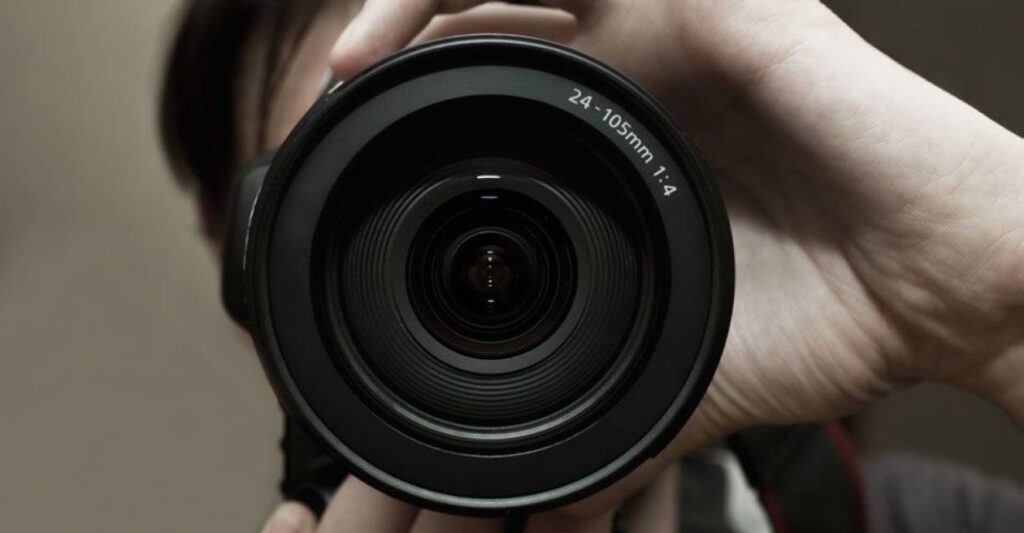 Κορινθία: Σύλληψη 43χρονου που φωτογράφιζε γυναίκες και ανήλικα στην παραλία