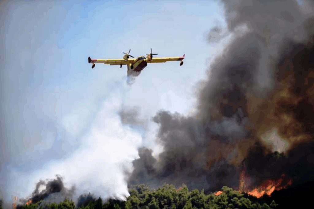 Φωτιά στο Δαφνί Λακωνίας, κοντά στην Εθνική Οδό