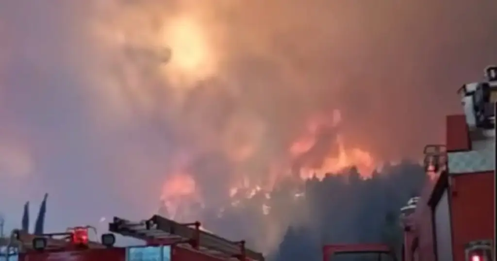 Ανεξέλεγκτη η φωτιά στην ορεινή Κορινθία – Καίει παρθένο δάσος – Εκκενώσεις οικισμών