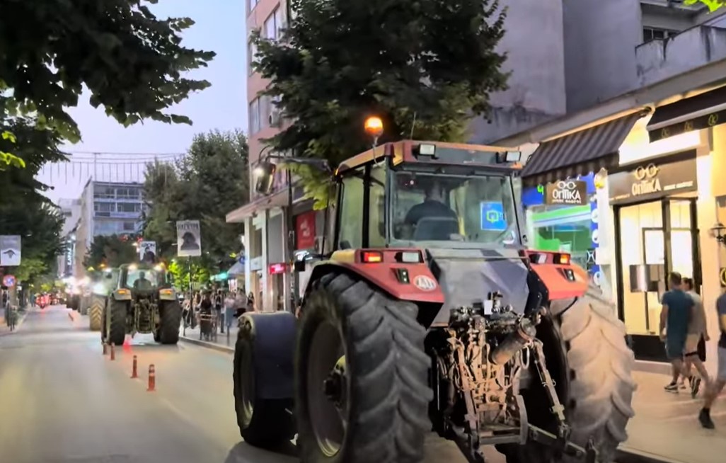 Βγήκαν τα τρακτέρ στη Λάρισα