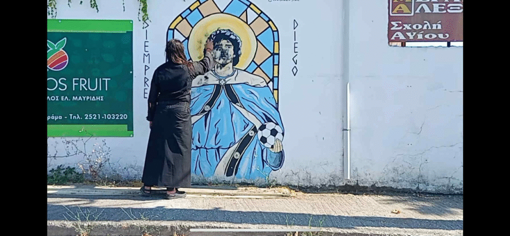 Δράμα: Μοναχός βανδάλισε τοιχογραφία του Μαραντόνα – Έγραψε “Ιησούς Χριστός Νικά” δίπλα στο γκράφιτι
