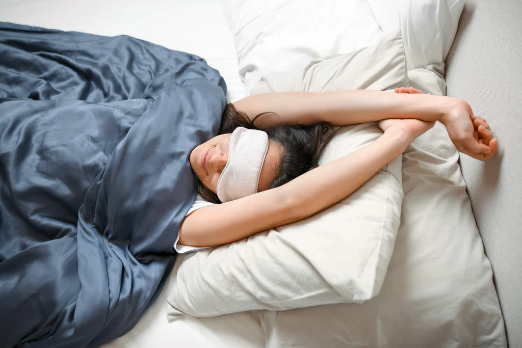 Πώς επηρεάζει η ζέστη τον ύπνο; 7 συμβουλές για να κοιμάστε καλύτερα το καλοκαίρι