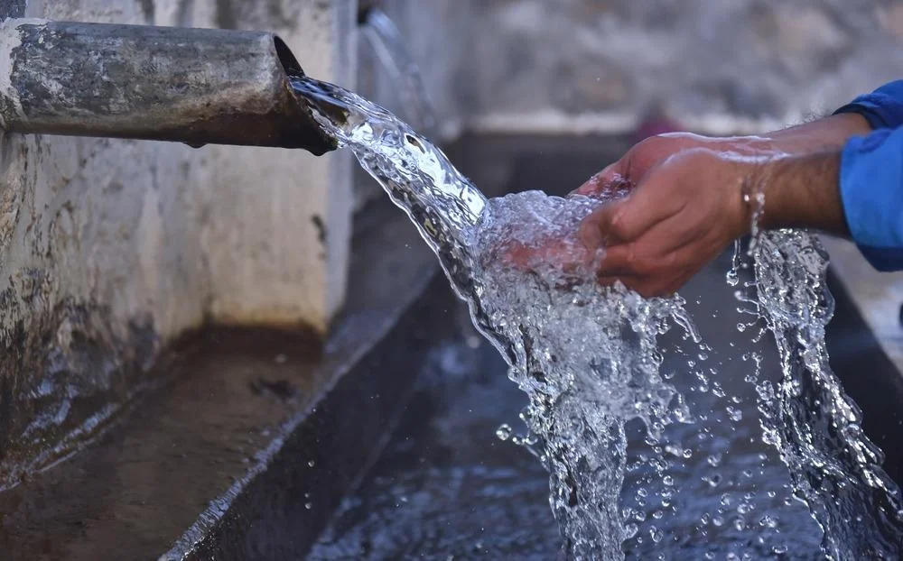Μαξίμου: Εθνικό Σχέδιο για τη Λειψυδρία και στο βάθος… αυξήσεις