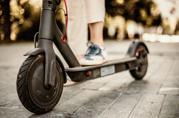 Θεσσαλονίκη: Σύγκρουση αυτοκινήτου με ηλεκτρικό πατίνι