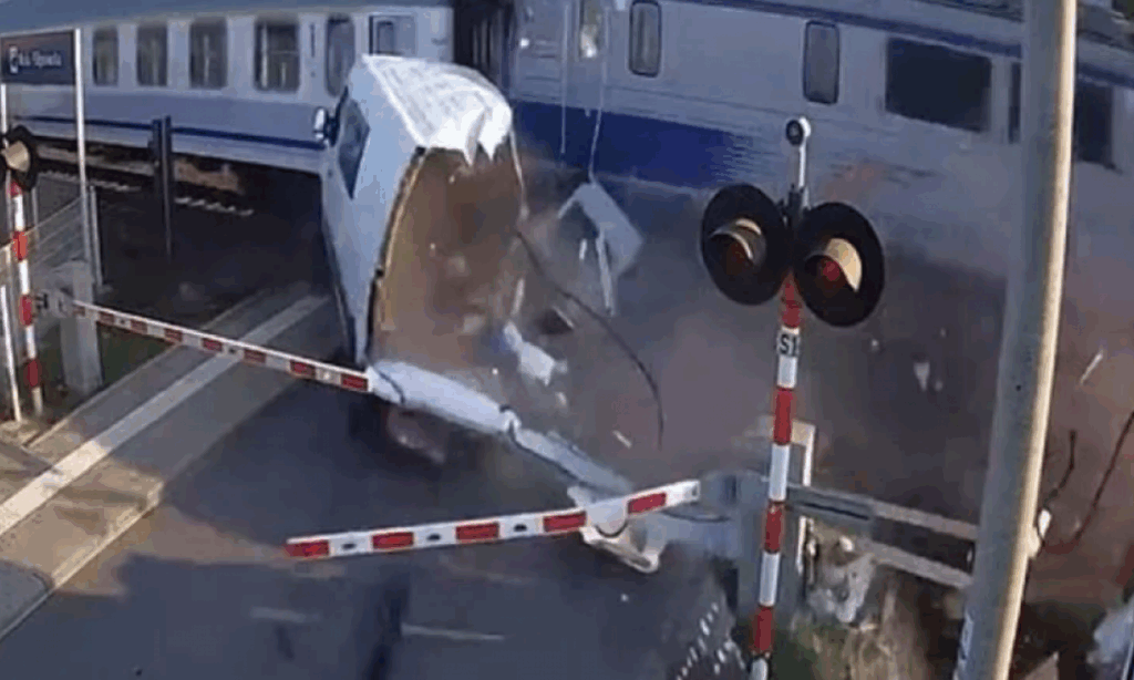 Οδηγός παραβίασε κόκκινο τη στιγμή που κατέβαιναν οι μπάρες και συγκρούστηκε με διερχόμενο τρένο