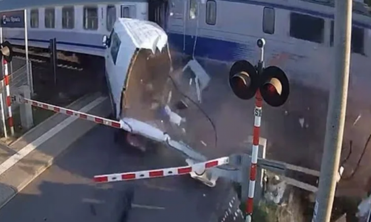 Οδηγός παραβίασε κόκκινο τη στιγμή που κατέβαιναν οι μπάρες και συγκρούστηκε με διερχόμενο τρένο