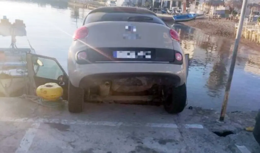 Αυτοκίνητο έπεσε μέσα στη θάλασσα στην Πάτμο