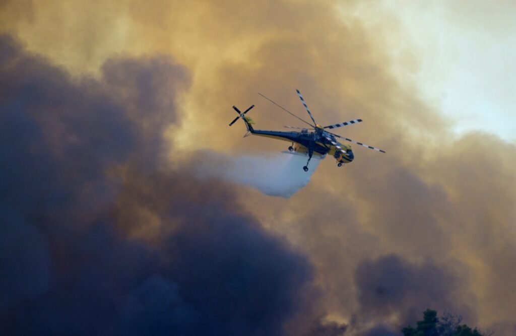 Φωτιά σε χορτολιβαδική έκταση στo Μαυροβούνι Σκύδρας – Σηκώθηκε ελικόπτερο (ΦΩΤΟ)