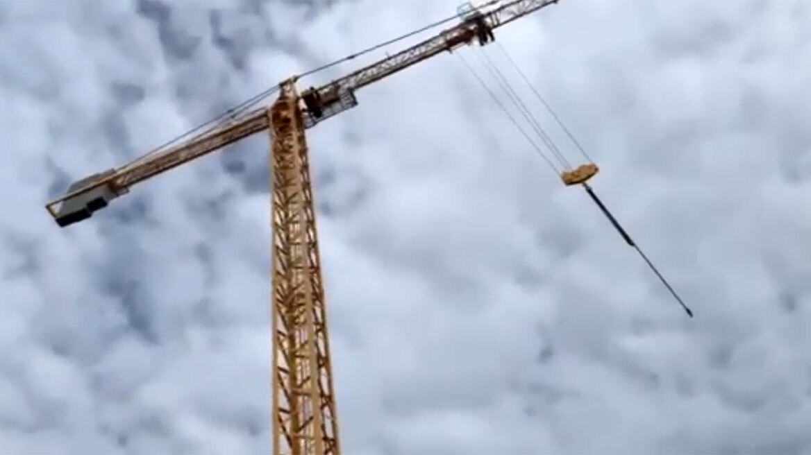 Κατάκολο: Επιχείρηση με γερανούς για βράχο 2,5 τόνων που ισοπέδωσε σπίτι