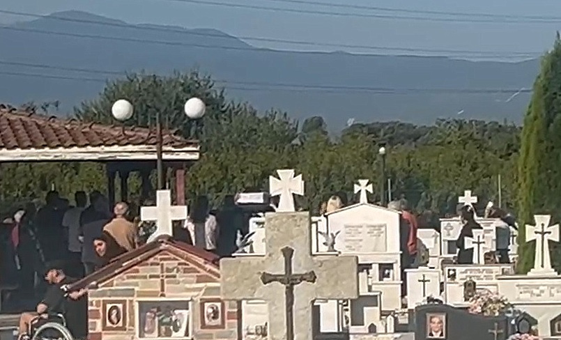 Δολοφονία στη Σκύδρα: Σε βαρύ κλίμα η κηδεία του 72χρονου που πυροβολήθηκε θανάσιμα από συγχωριανό του
