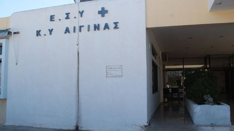 Γυναίκα «έσβησε» αβοήθητη σε παραλία της Αίγινας – Το Κέντρο Υγείας δεν είχε οδηγό για το ασθενοφόρο