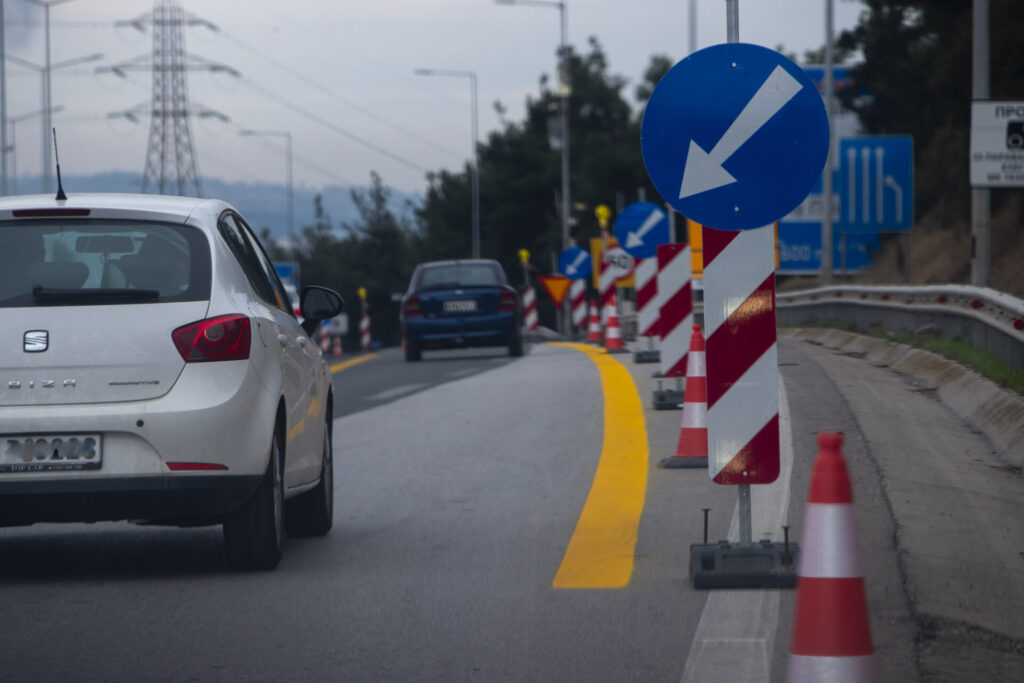 Θεσσαλονίκη: ΙΧ εξετράπη της πορείας του και έπεσε πάνω σε μπάρες στη Μουδανιών