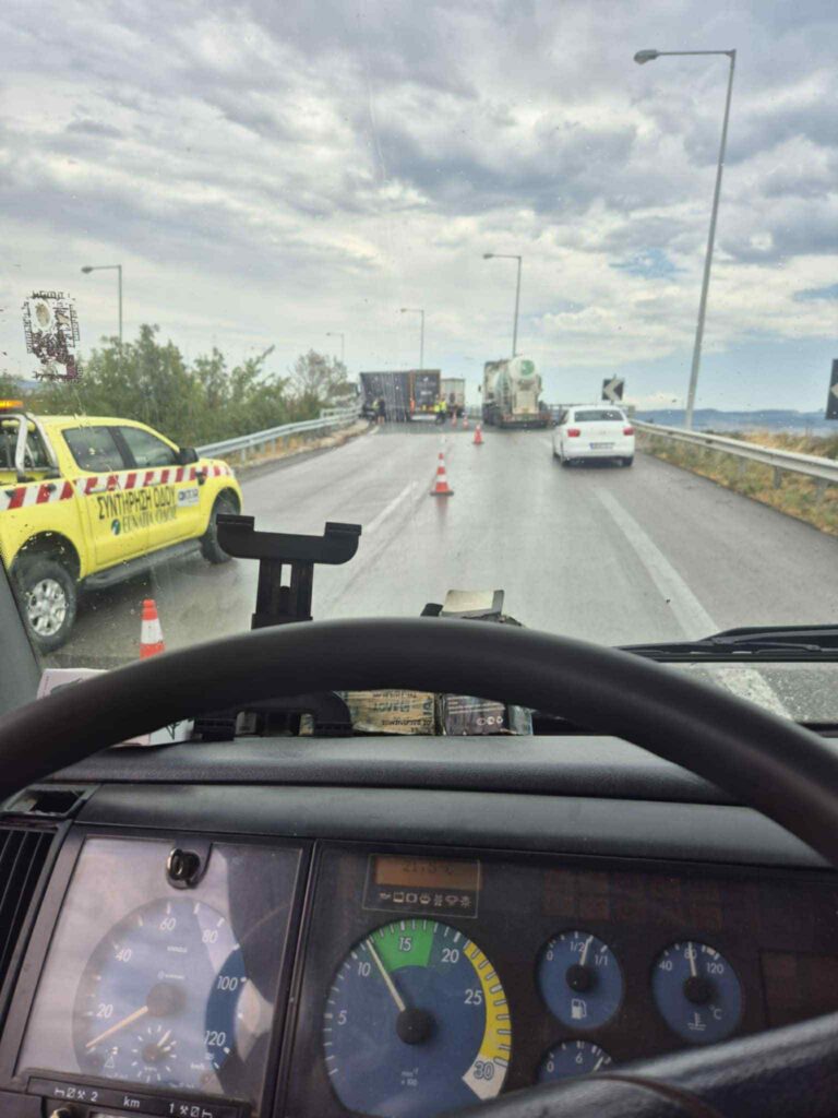 Θεσσαλονίκη – ΤΩΡΑ: Δίπλωσε νταλίκα στο ύψος του Γαλλικού ποταμού