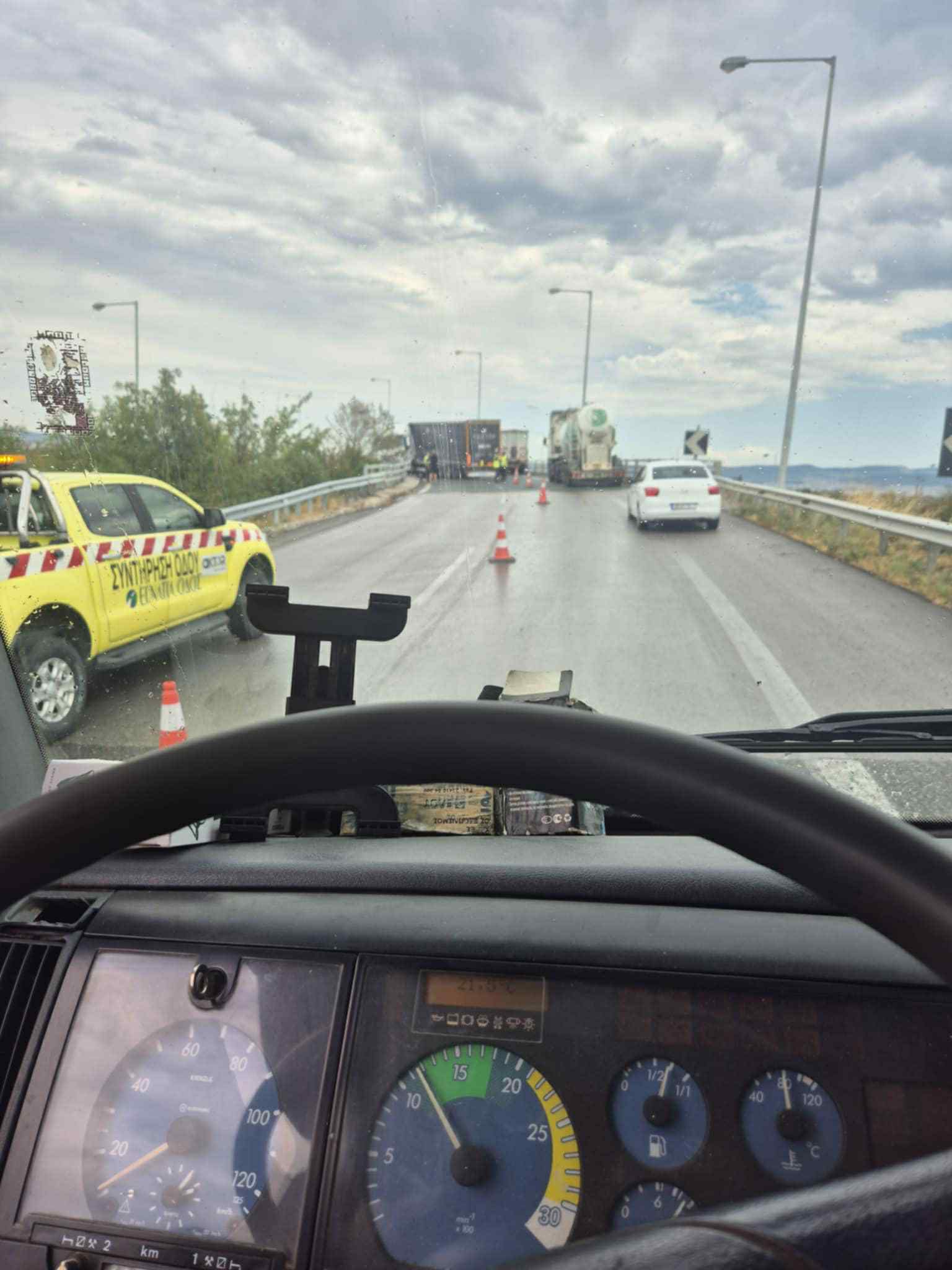 Θεσσαλονίκη - ΤΩΡΑ: Δίπλωσε νταλίκα στο ύψος του Γαλλικού ποταμού