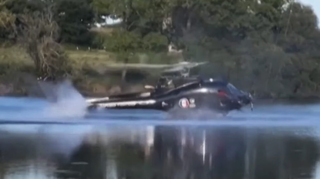 Γαλλία: Ελικόπτερο συνετρίβη σε λίμνη ενώ προσπαθούσε να γεμίσει νερό για να σβήσει φωτιά (Video)