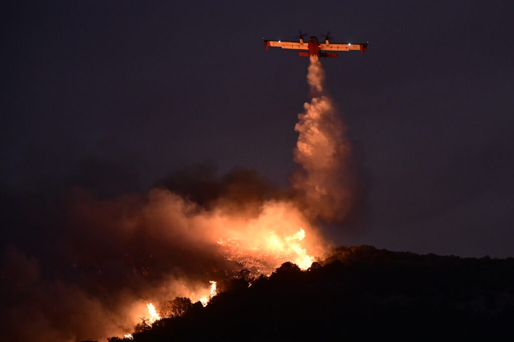Για πρώτη φορά στην Ελλάδα – Canadair μάχεται τη φωτιά μέσα στη νύχτα