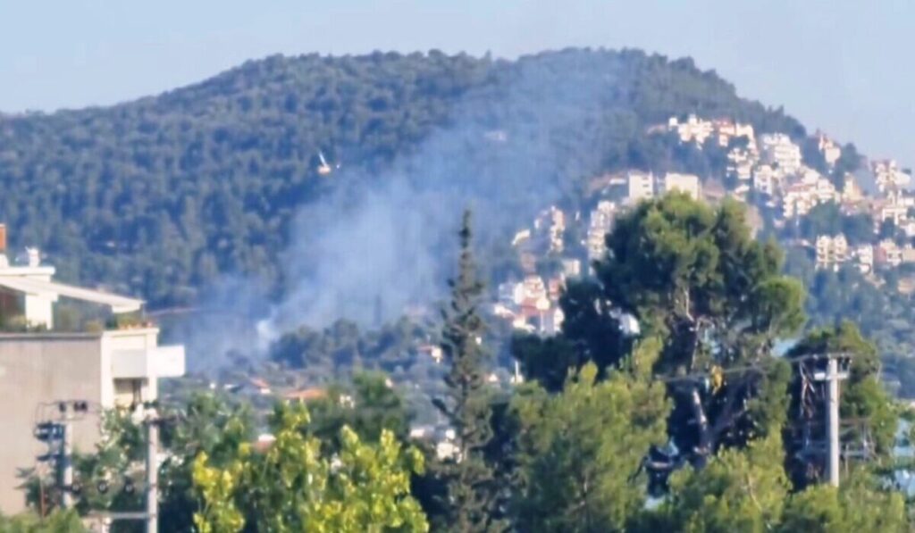 Φωτιά τώρα στην Παιανία κοντά στην Αττική Οδό