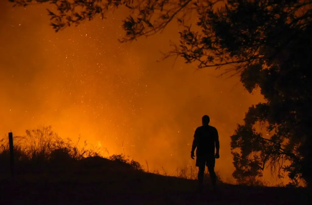 Φωτιά στη Χίο: Μάχη με το χρόνο δίνουν τα συνεργεία του ΔΕΔΔΗΕ για την αποκατάσταση της ηλεκτροδότησης
