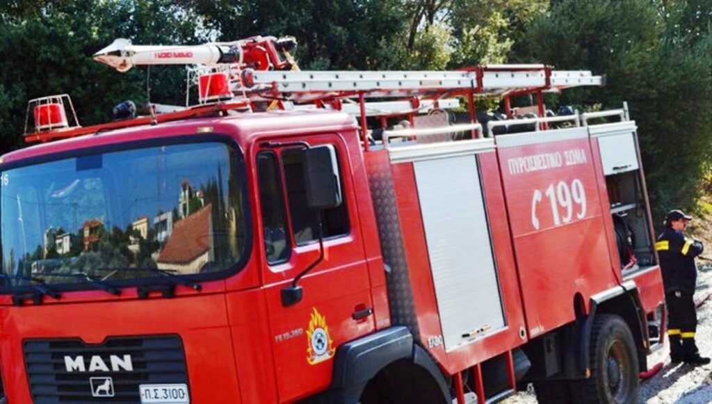 Ισχυρές επίγειες και εναέριες δυνάμεις επιχειρούν σε πυρκαγιά στην Καλλιτεχνούπολη Αττικής – Στάλθηκε μήνυμα από το 112