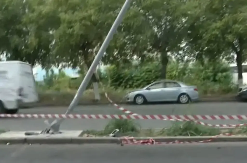 Αυτοκίνητο καρφώθηκε σε κολώνα φωτισμού στη Θεσσαλονίκη