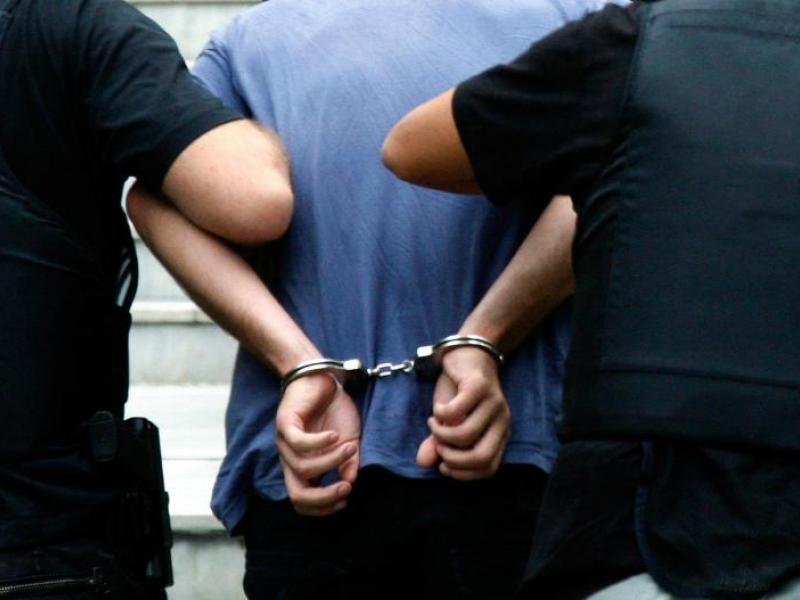 Σύλληψη 38χρονου αλλοδαπού στον Πειραιά – Κατασχέθηκαν όπλα, κροτίδες και ναρκωτικά