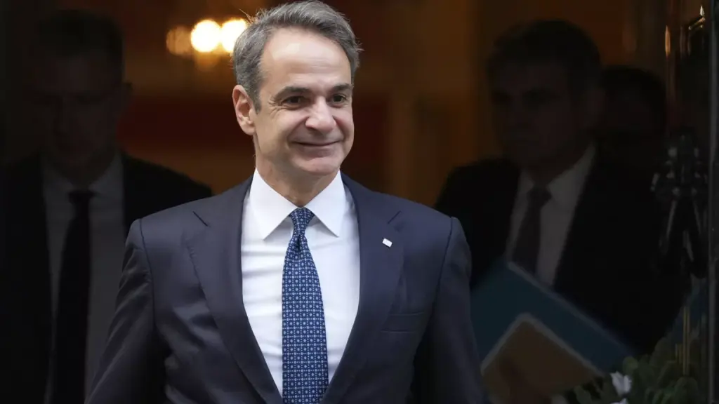 Κόλαφος το Politico για Μητσοτάκη