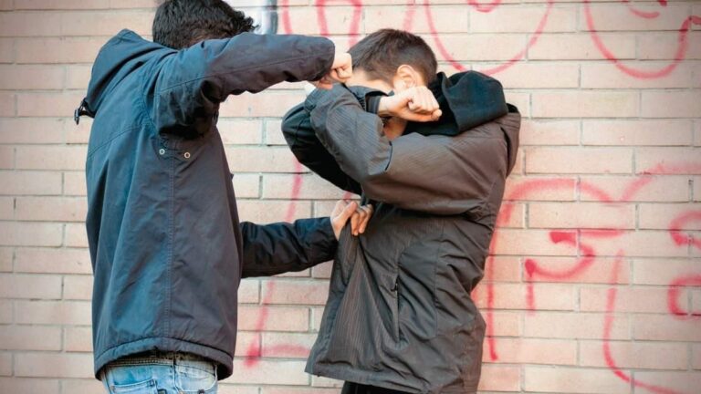 Αγριος ξυλοδαρμός 15χρονου από συνομήλικούς του – Στο νοσοκομείο με σοβαρά τραύματα το θύμα