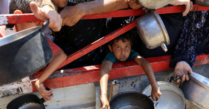 Γάζα: Πατέρας που έχασε τον γιο του από υποσιτισμό παλεύει να σώσει τα υπόλοιπα παιδιά του – “Δεν ζούμε, αργοπεθαίνουμε”