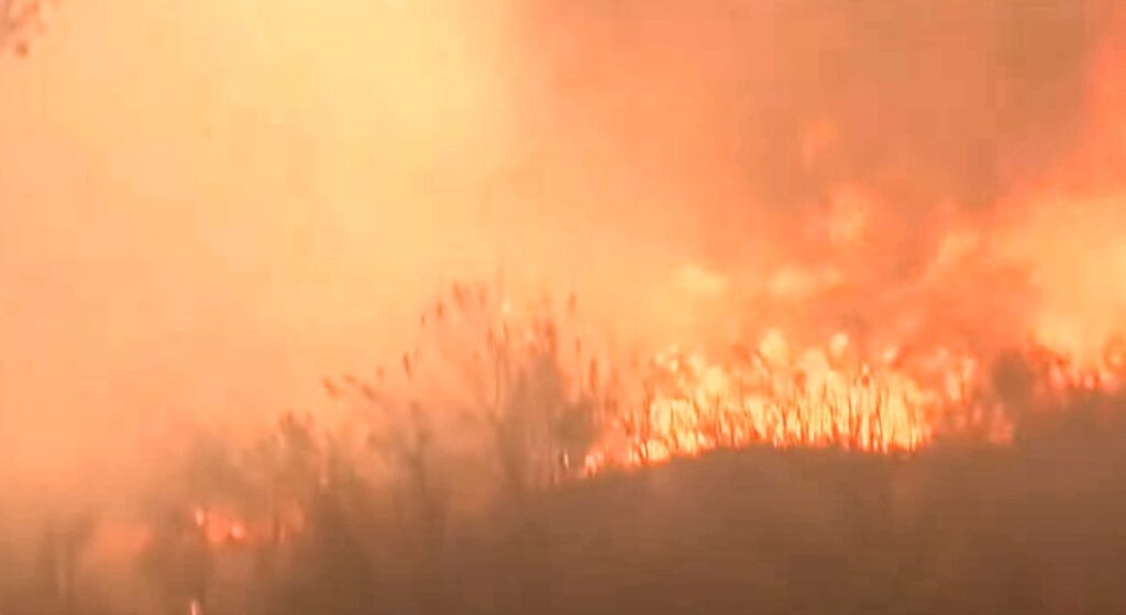 Νεκρός ηλικιωμένος στη μεγάλη πυρκαγιά που μαίνεται ανεξέλεγκτη στο Τογάνι Κερατέας