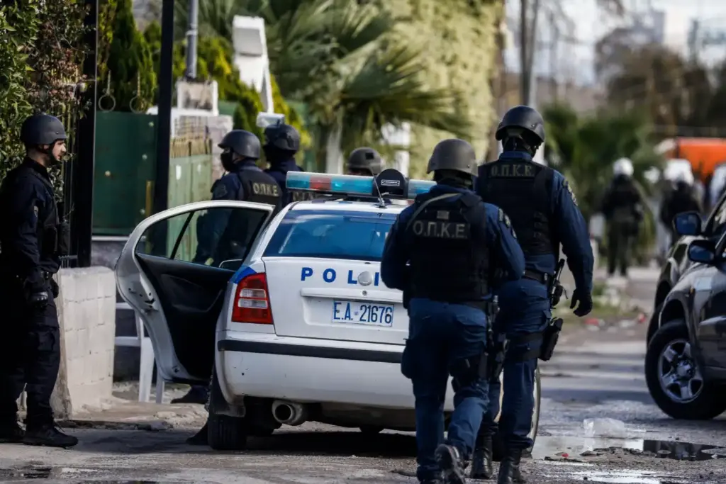 Ζεφύρι: Αγρια ληστεία μεταξύ Ρομά που είχαν βεντέτα – Πυρπόλησαν αυτοκίνητο