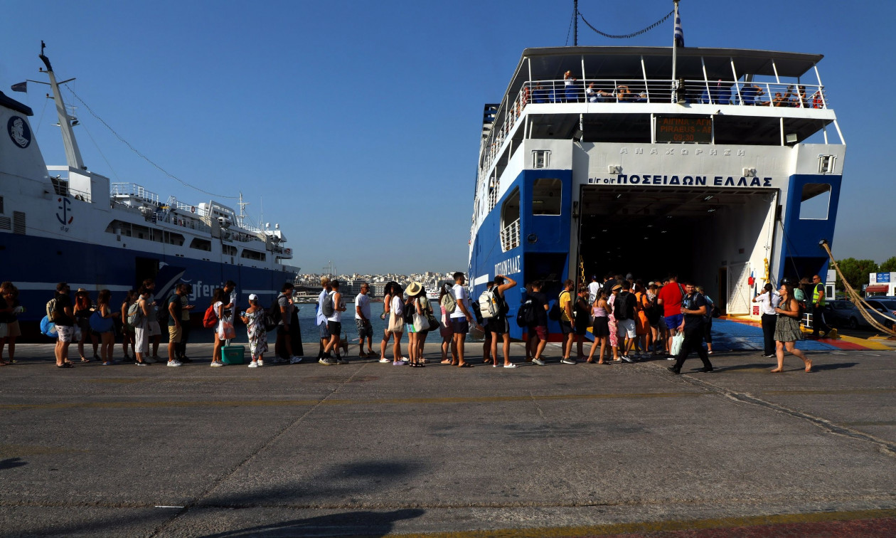 Κάρπαθος: Αναστάτωση επικράτησε στο λιμάνι - Επιβάτης έπεσε στη θάλασσα κατά την άφιξη πλοίου