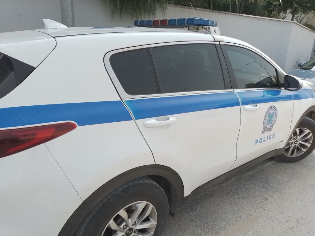 Αποκαλυπτική μαρτυρία αστυνομικού για την «κλειστή» δομή στις Σέρρες: «Σηκώνεις το φράχτη με τα χέρια» – «Εβαλαν περιπολικό μπροστά από τρύπα στον φράχτη» αντί να τον σφραγίσουν