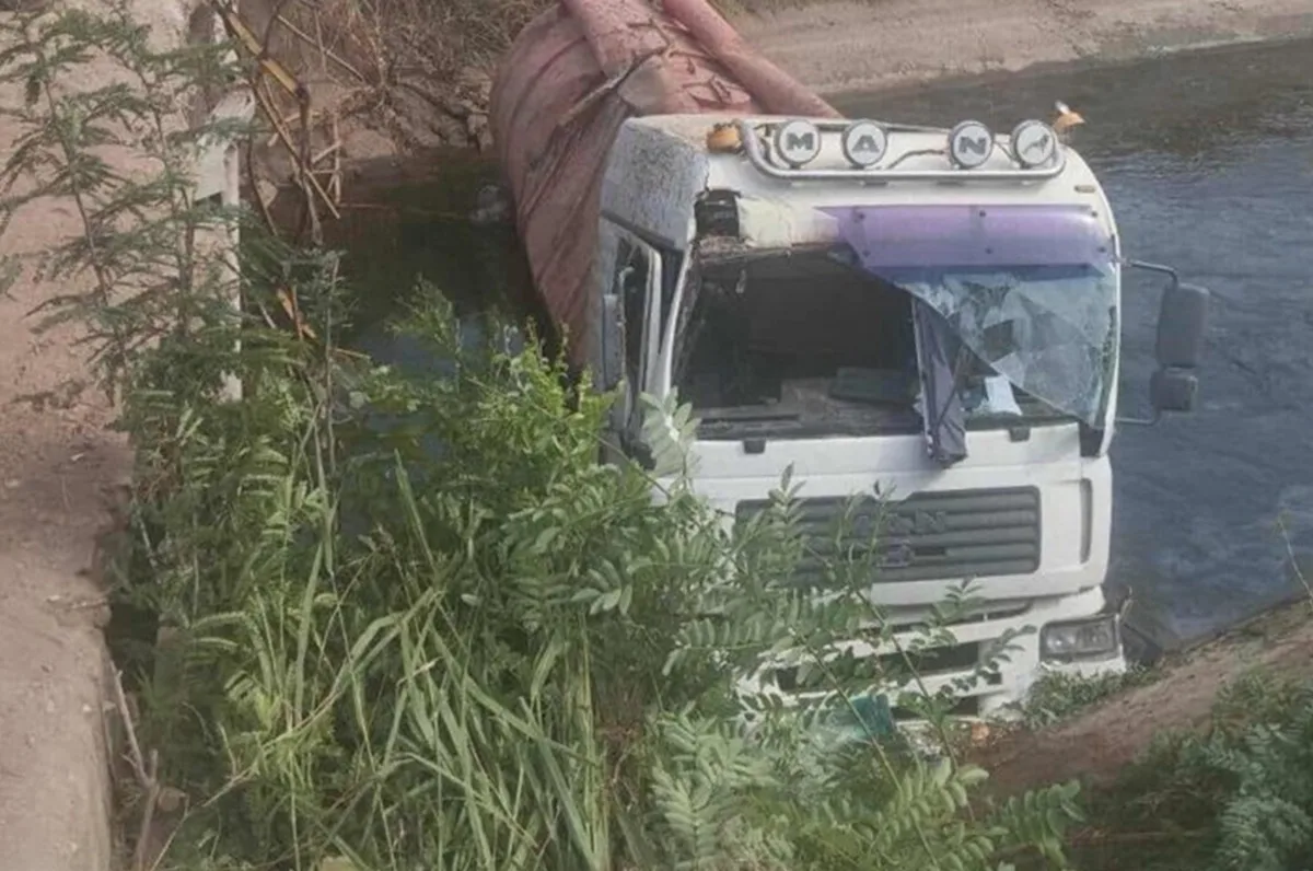 Βυτιοφόρο όχημα με λύματα έπεσε σε κανάλι στις Σέρρες – Πυροσβέστες απεγκλώβισαν τον οδηγό (ΦΩΤΟ)