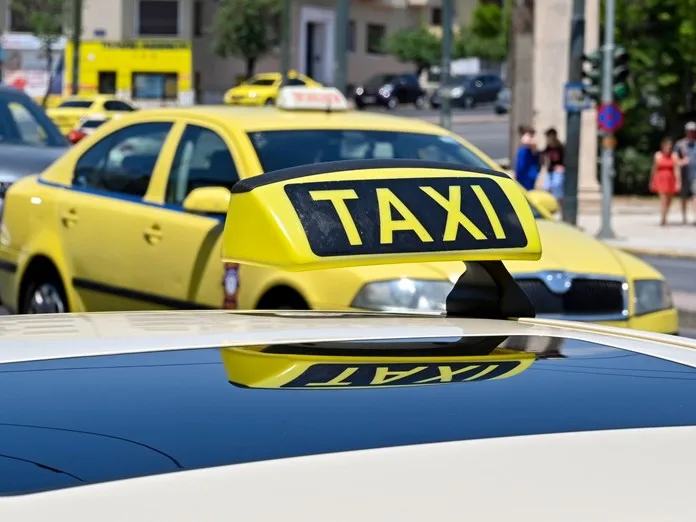 Συνελήφθη οδηγός ταξί που κατηγορείται ότι απείλησε οικογένεια τουριστών και της απέσπασε 600 ευρώ