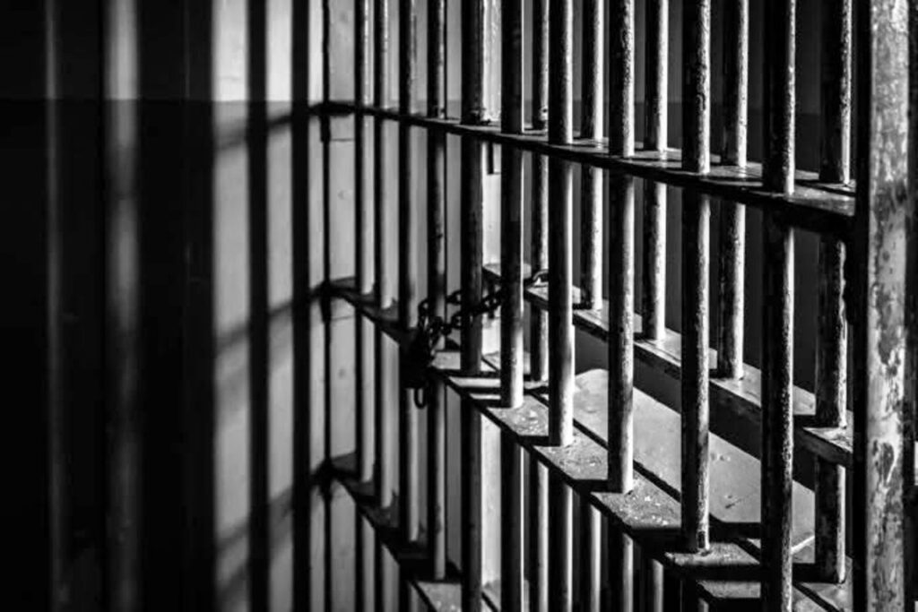 Στη φυλακή 55χρονη η οποία για 15 χρόνια έδινε δώρα σε δημοσιογράφο και της ζητούσε να βρεθούν