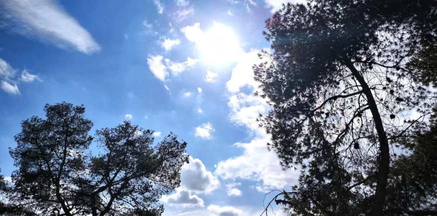 Καιρός: Νεφώσεις και κανονικές για την εποχή θερμοκρασίες