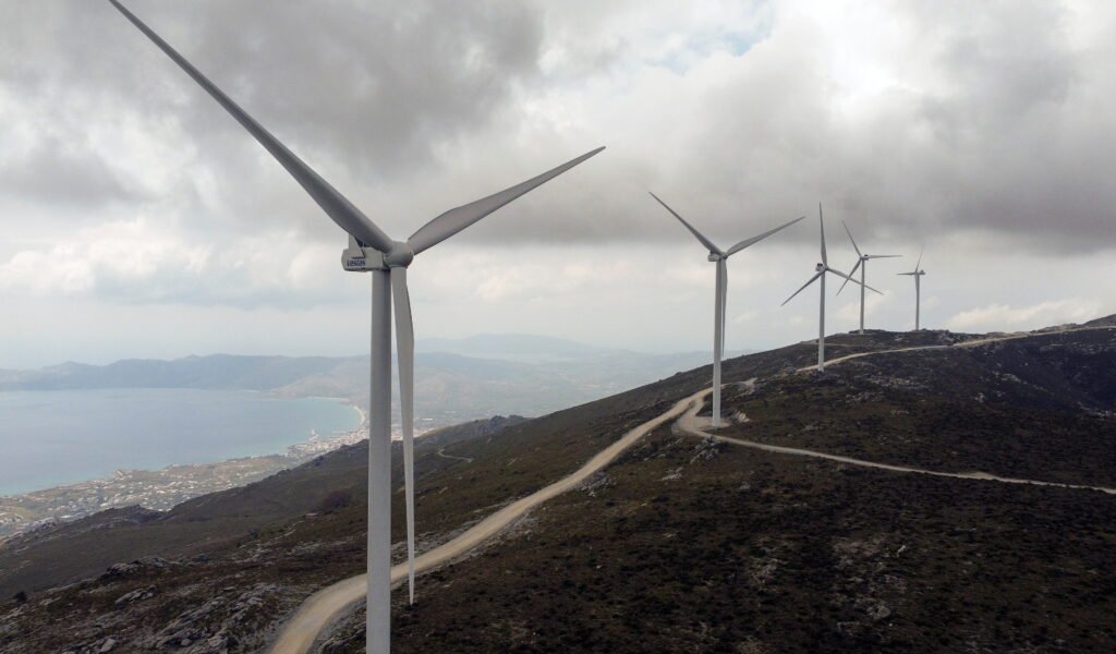 Το μεγάλο παραμύθι με τις πυρκαγιές και τις ανεμογεννήτριες