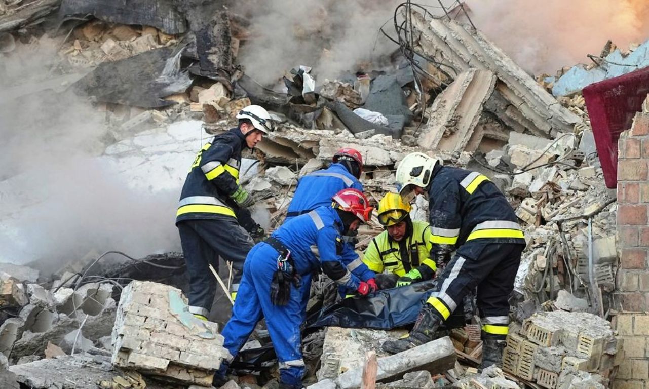 Ρωσικό χτύπημα τη νύχτα στο Κίεβο - 15 νεκροί ανάμεσα τους και παιδιά λένε οι Ουκρανοί