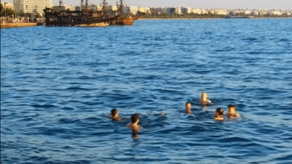 Θεσσαλονίκη: Παρέα νεαρών βούτηξε στον Θερμαϊκο με θέα τον Λευκό Πύργο