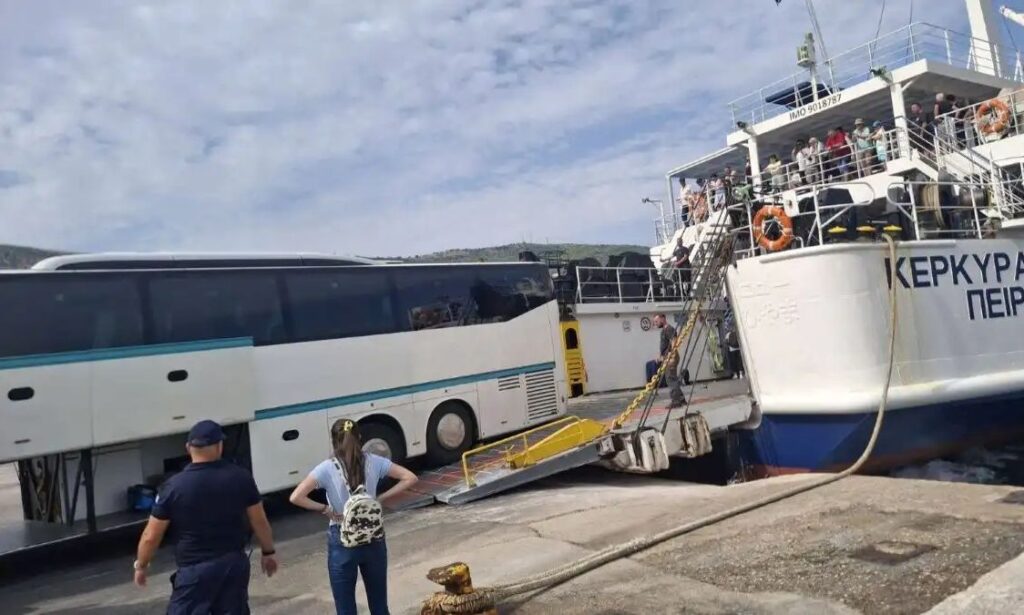 Ηγουμενίτσα: Λεωφορείο «κόλλησε» στη μπουκαπόρτα πλοίου με προορισμό την Κέρκυρα