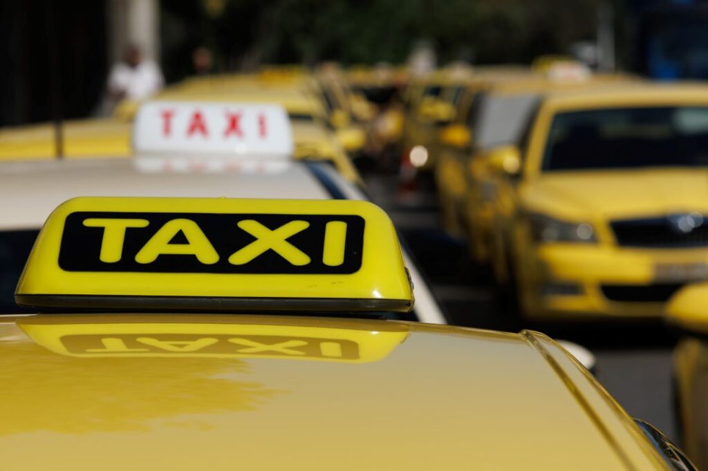 Ηράκλειο: Οδηγός «παράτησε» μητέρα με 3 ανήλικα παιδιά για να πάρει τουρίστες