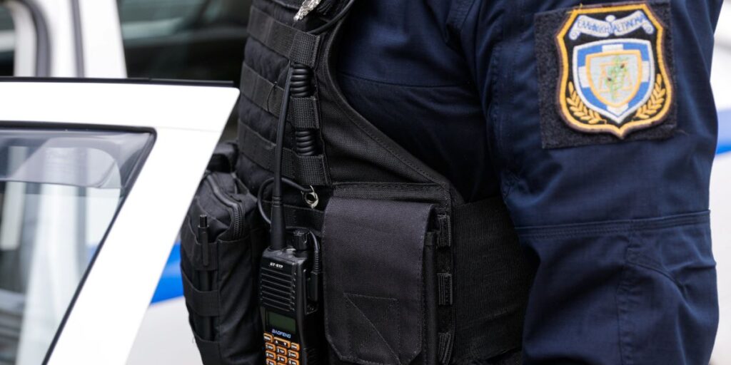 Ρομά απειλεί αστυνομικούς: «Αν βγείτε από το περιπολικό, θα σας σπάσουμε στο ξύλο – Έχουμε όπλα καλύτερα από τα δικά σας»