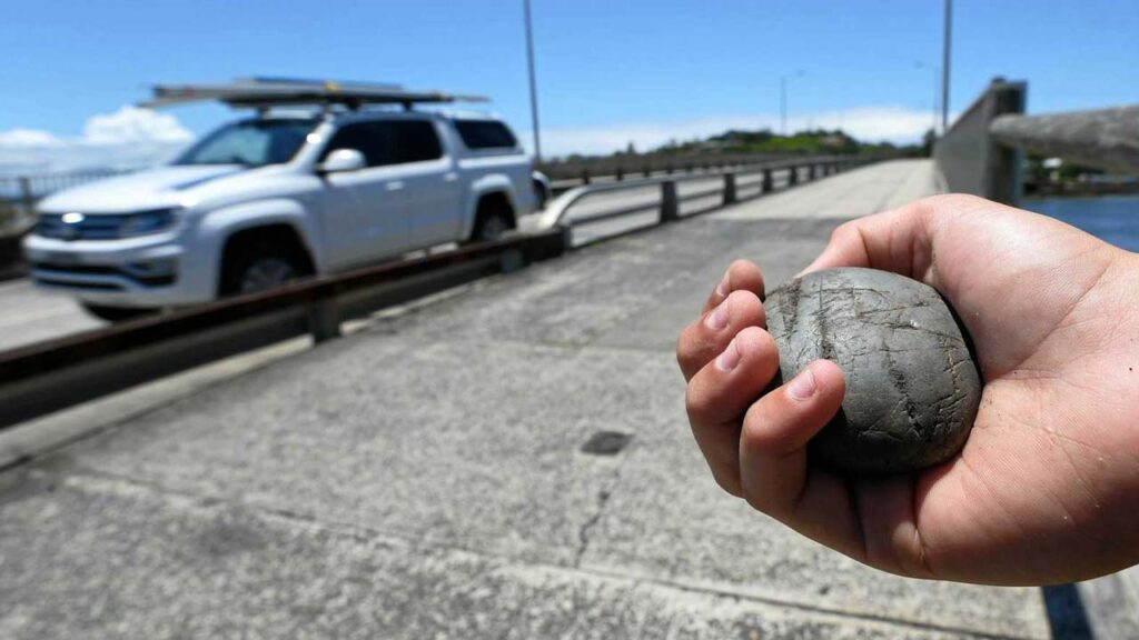 Θήβα: Πετούσαν πέτρες σε οδηγούς διερχόμενων οχημάτων στην Εθνική Οδό – Πέντε συλλήψεις