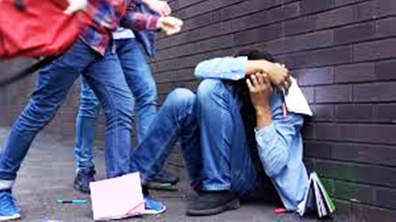 Ανήλικες ανάγκασαν συνομήλικη τους να τους φιλήσει τα πόδια και τραβούσαν βίντεο