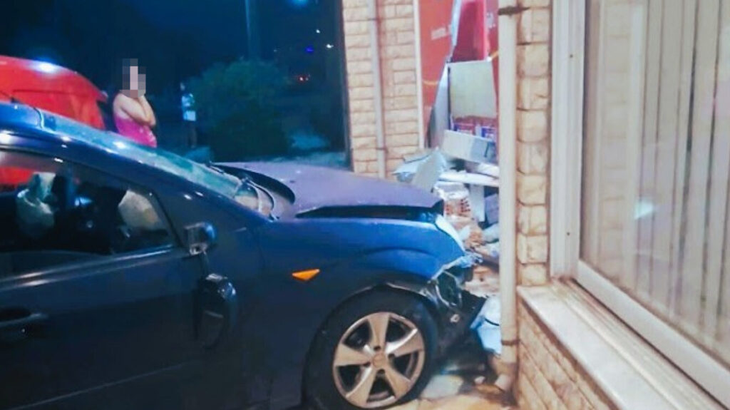 Τροχαίο στο Μεσολόγγι: Αυτοκίνητο “καρφώθηκε” σε κατάστημα – Ο οδηγός εγκατέλειψε το σημείο (ΦΩΤΟ)