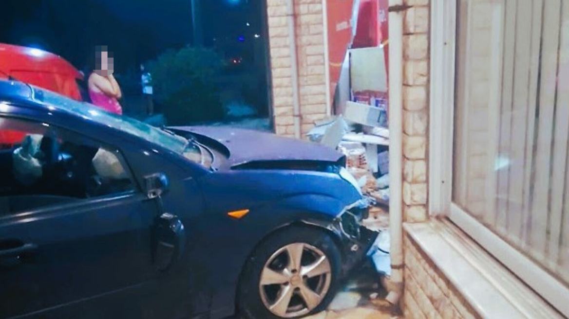 Τροχαίο στο Μεσολόγγι: Αυτοκίνητο “καρφώθηκε” σε κατάστημα – Ο οδηγός εγκατέλειψε το σημείο (ΦΩΤΟ)