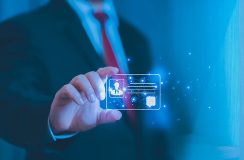 Η Νέα Τάξη δείχνει τα δόντια της