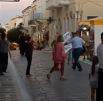 Ντροπή: Aστυνομικός άρπαξε με το έτσι θέλω από πολίτες πανό για το έγκλημα των Τεμπών